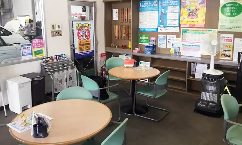 待合室から工場内の作業の様子をご覧になれます♪